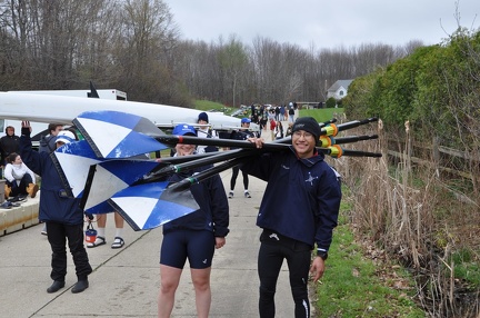 Masato carrying the oars